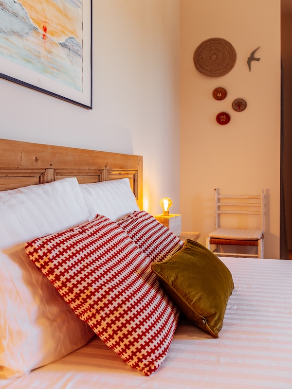 Décor campagne pour une chambre Une Chambre du gîte 2 personnes avec sa tête de lit en bois