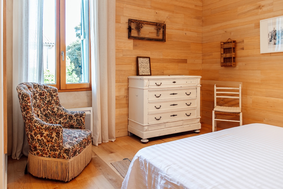 Une chambre avec du mobilier chinés La chambre avec du mobilier chinés, une décoration personnalisé vintage et élégante à la fois avec du bois et de la chaux