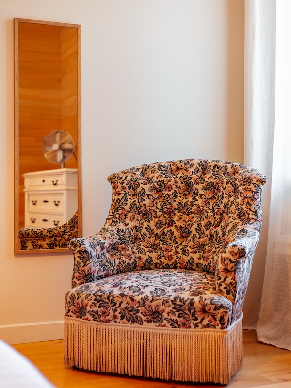 Fauteuil vintage de la chambre Un joli fauteuil vintage et une commode chinée pour un inérieur élégant