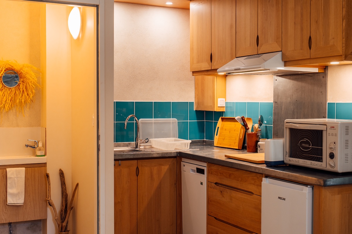 Cuisine et wc au rez de chaussée du gîte La cuisine du gîte avec crédence bleue fonctionnelle pour 2 personne et les wc au rez de chaussée