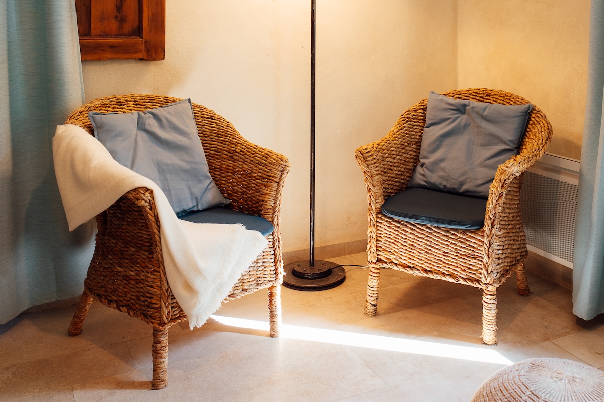 Coin salon du gîte Lentisque Dans le gîte pour 2 personnes, deux jolis fauteuils en osier et coussins bleus