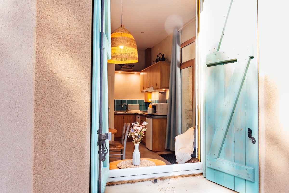 Vue du salon depuis la cour du domaine Depuis la cour du domaine viticole, la vue sur le salon bleu du gîte pour 2 personnes