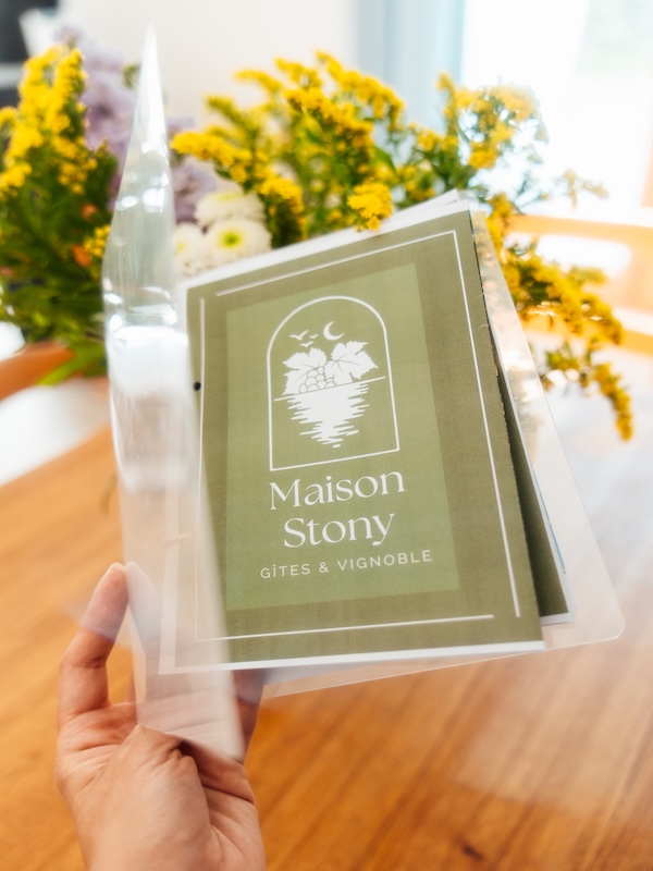 Livret d'accueil de la Maison Stony A la Maison Stony, on est accueilli avec un livret d'accueil pour nous aider pour le séjour