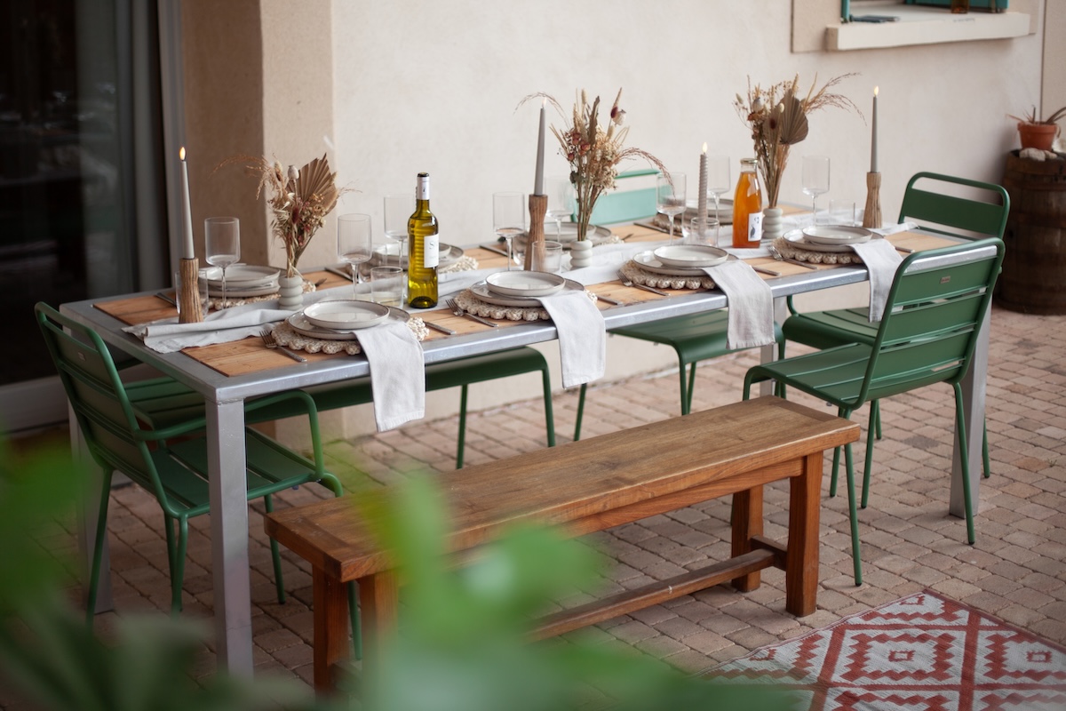 Art de la table et pique chic sur la terrasse du grand gite pour un diner unique