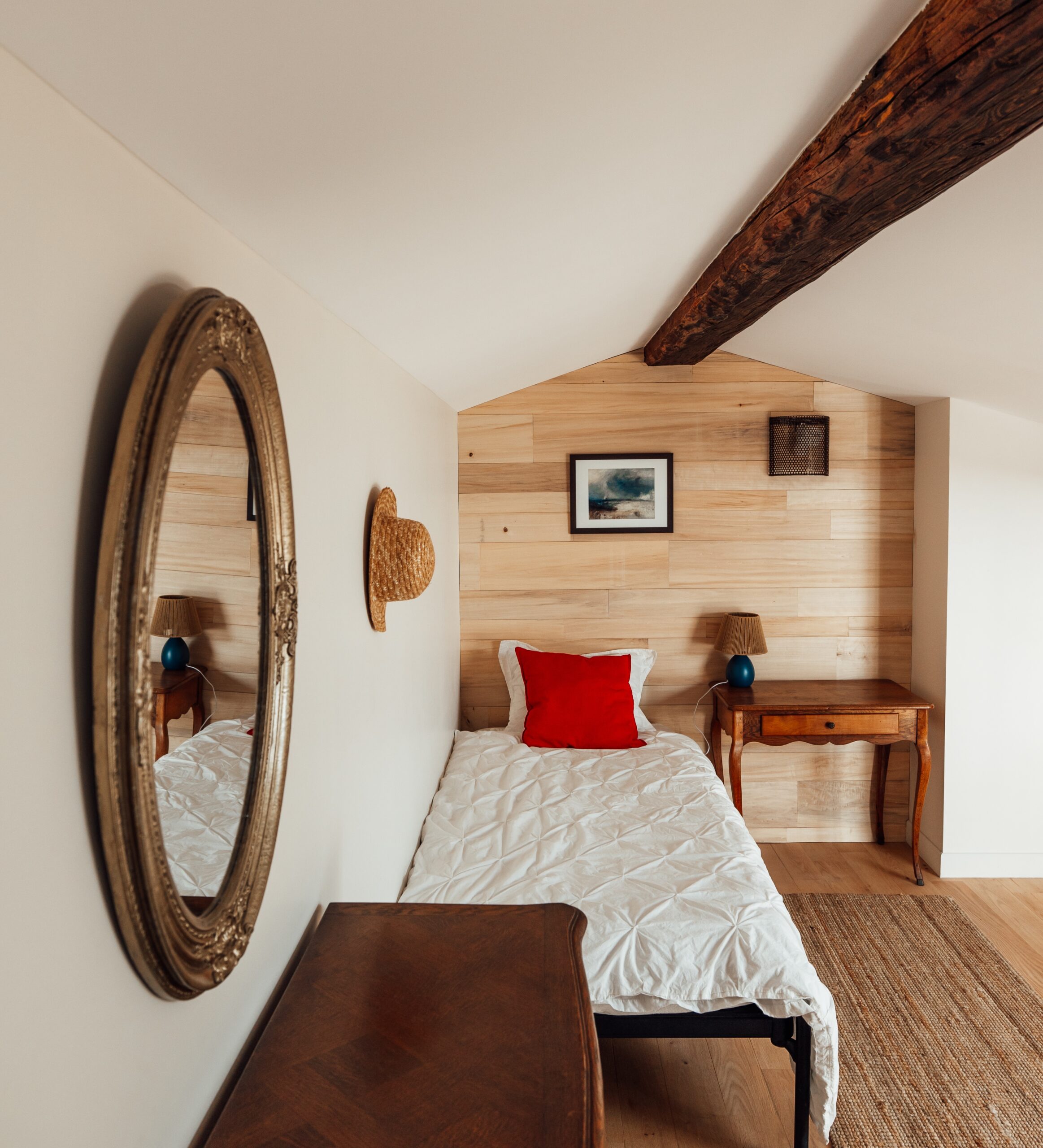 Chambre sur mezzanine pour 3 personnes, miroir vintage et mobilier chinés