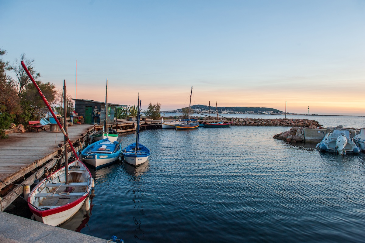 Jolies barques anciennes sur l'étang avec Sète et le Mont St-Clair