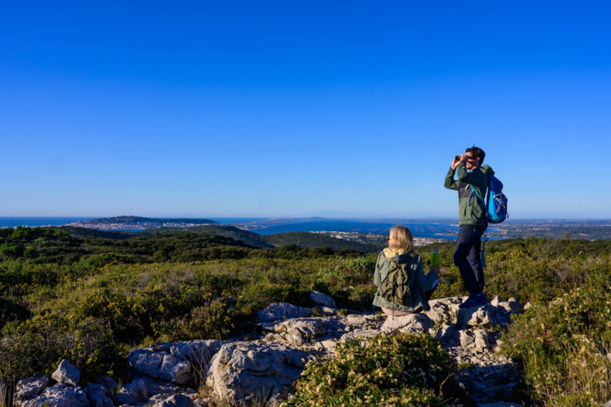 La garrigue et ses sentiers pour des randonnées uniques entre mer et étang